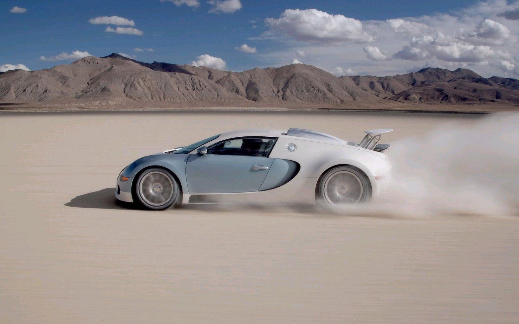 Bugatti на скорости 1680x1050