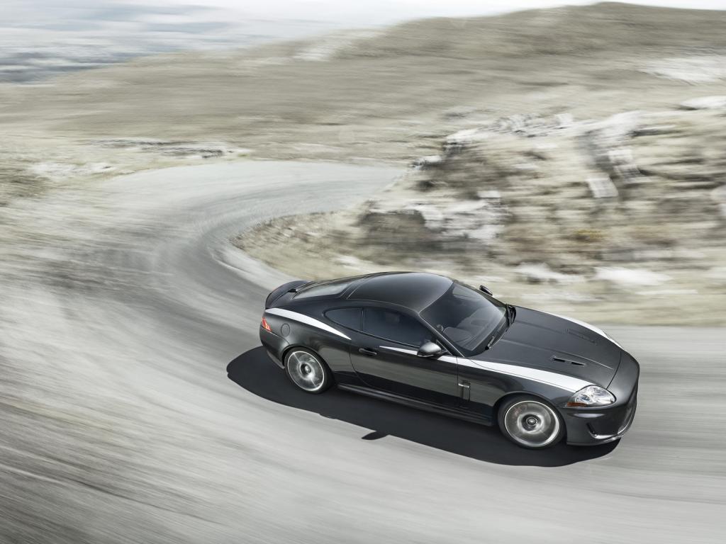 Jaguar, XK, серый спортивный авто входит в поворот 1024x768
