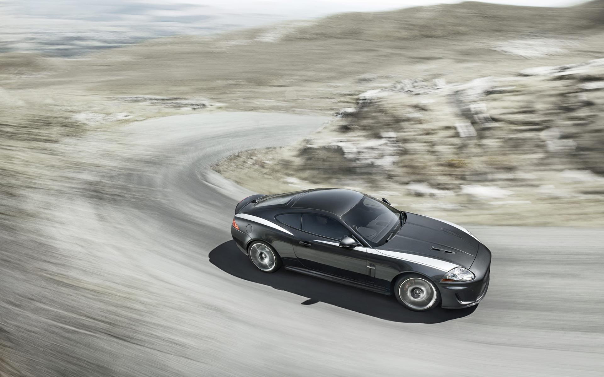 Jaguar, XK, серый спортивный авто входит в поворот 1920x1200