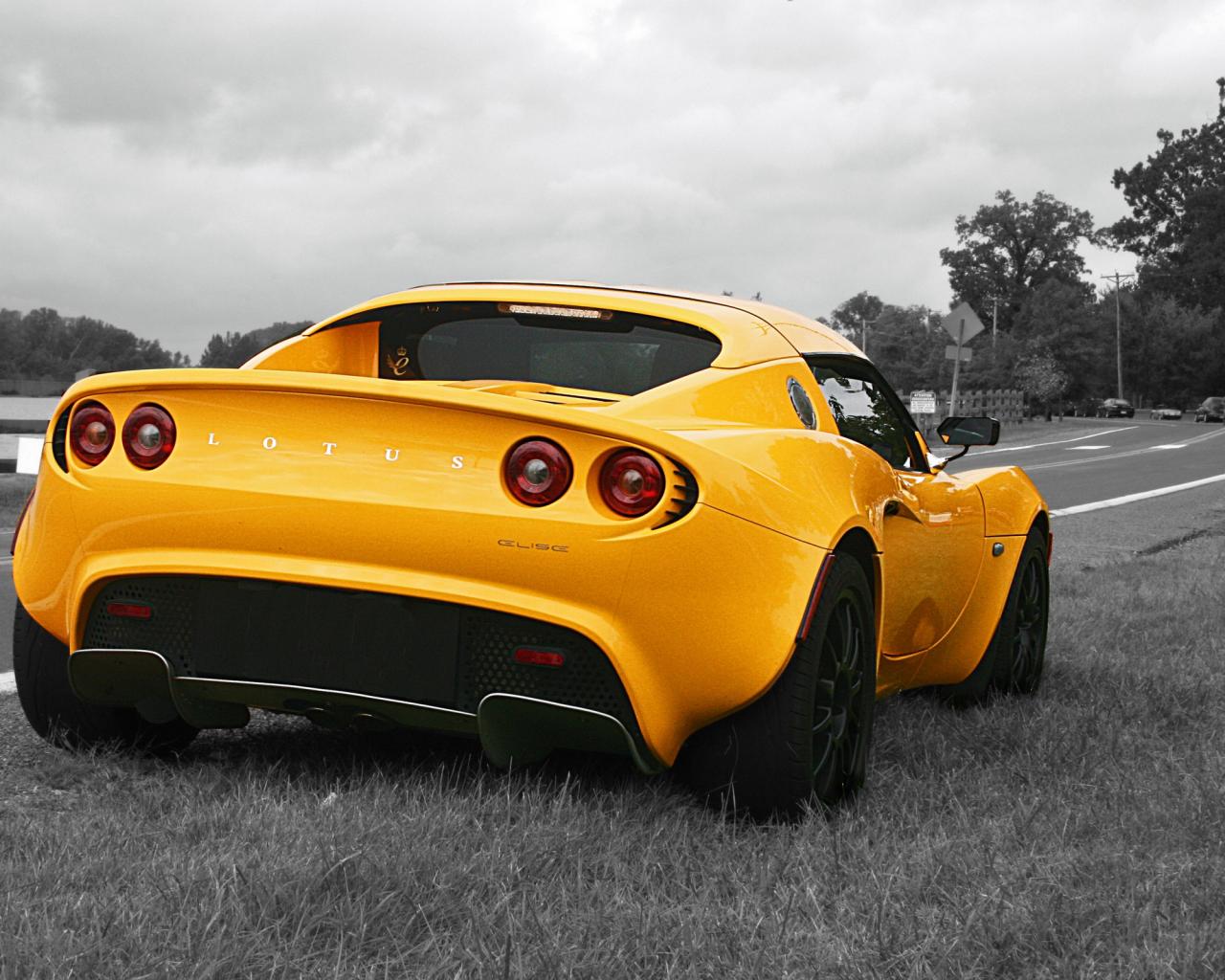 Lotus Elise желтого цвета, на чёрнобелом фоне 1280x1024