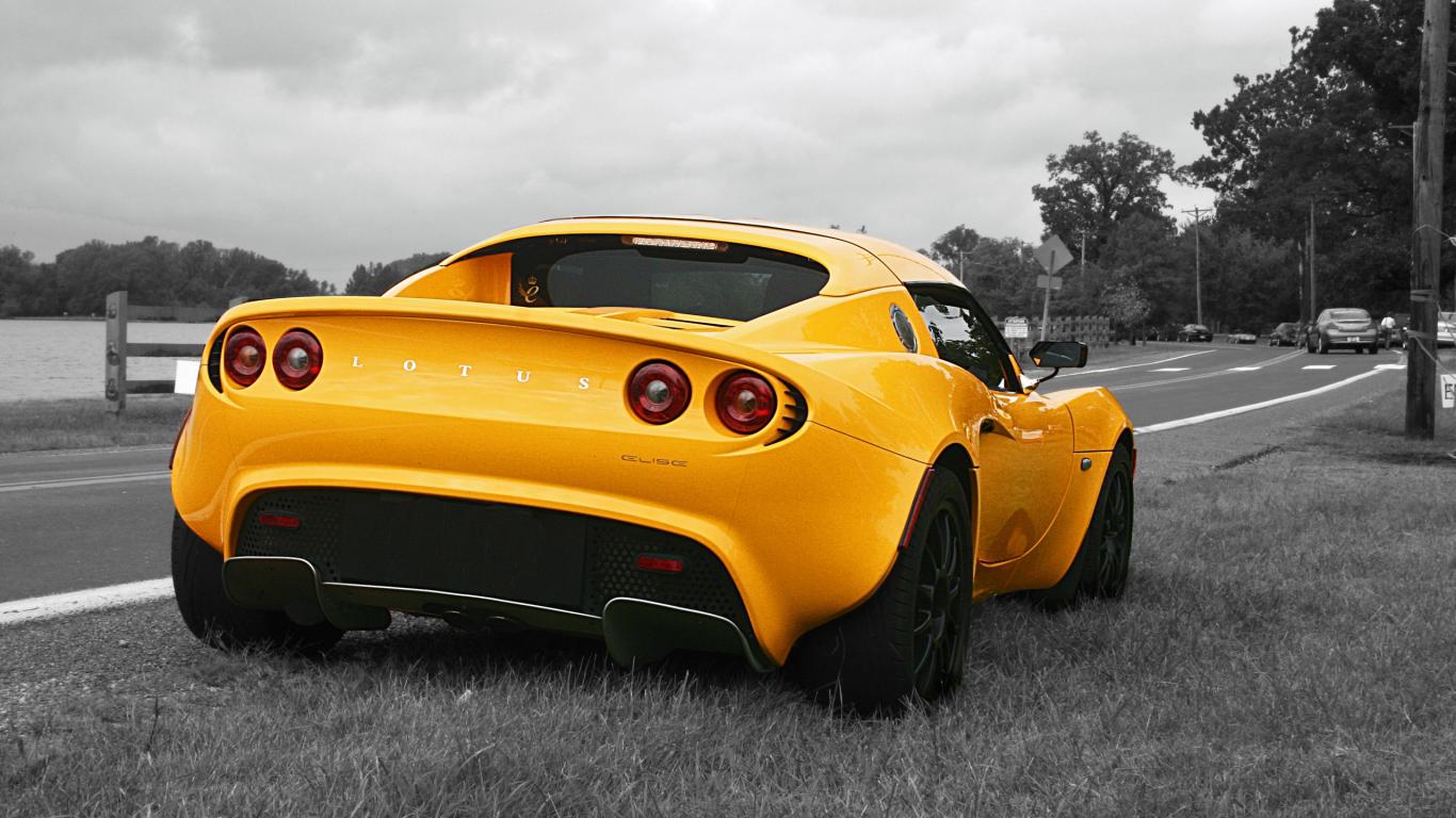 Lotus Elise желтого цвета, на чёрнобелом фоне 1366x768