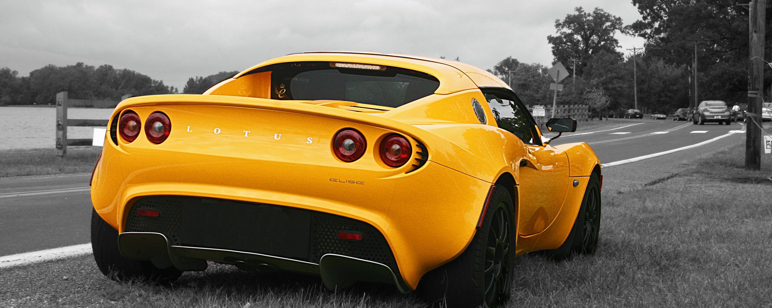 Lotus Elise желтого цвета, на чёрнобелом фоне 2560x1024